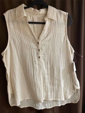 Studio West Cream Sleeveless Buttoned Collared Tank